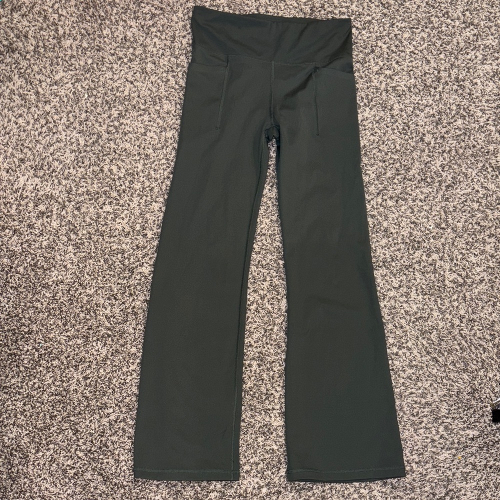 GAP GapFit Stylish Woman’s Olive Colored Flare Leggings Size Medium